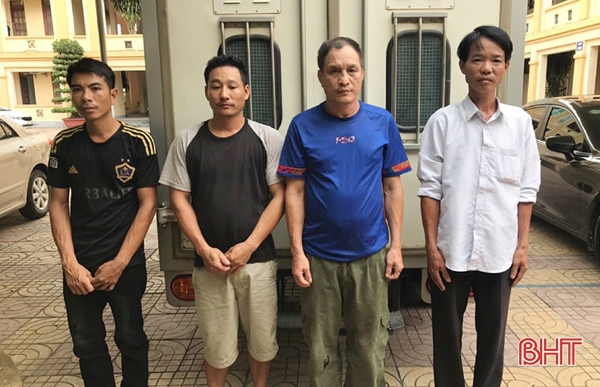 Các đối tượng bị dẫn giải về cơ quan CSĐT Công an huyện Hương Khê