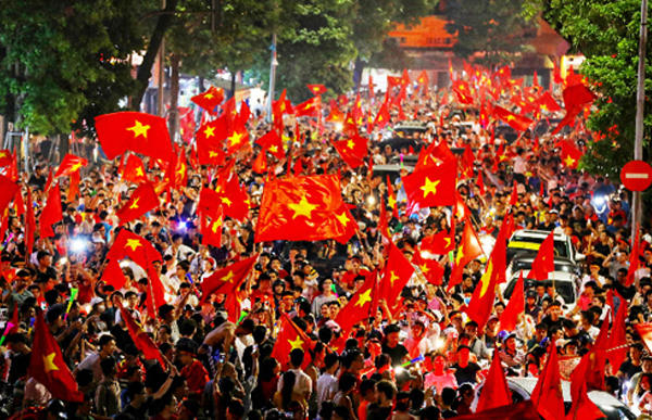 Hàng nghìn người hâm mộ đổ ra đường ăn mừng chiến thắng của tuyển Việt Nam năm 2018. Ảnh: Ngọc Thành.