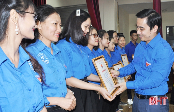 Hà Tĩnh vinh danh 38 “Sinh viên 5 tốt”, “Học sinh 3 tốt”